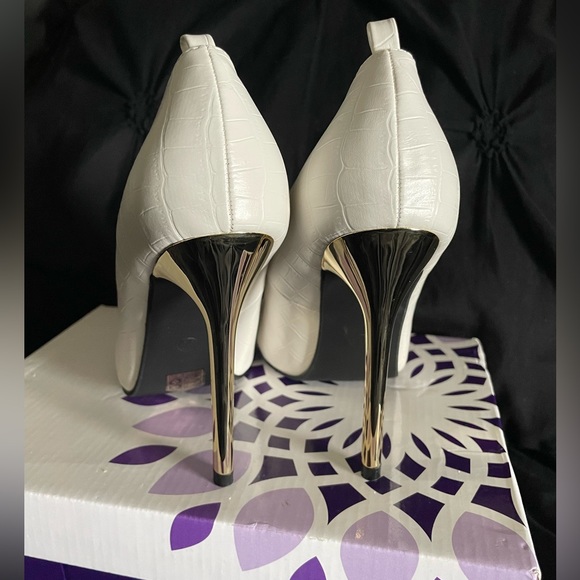 Gator style white pumps with a gold heel. - Picture 4 of 5